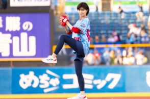 内田有紀 30年ぶりの始球式で超美脚＆キュートなユニフォーム姿を披露！投球はワンバンながらも「1000点です」