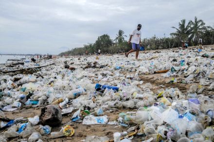 プラごみ対策の国際条約づくりが山場　交渉は難航、合意期限は今年中