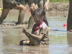 田植え前の田んぼで…小学生が“どろんこ遊び教室” 遊んだ後はもち米と黒米の苗を植える 愛知・豊橋市