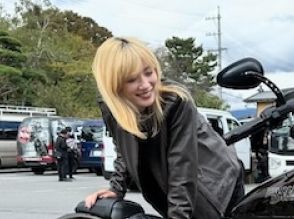 24歳人気女優、愛車の大型バイク＆金髪ショットを番組で紹介　共演者驚き「街で会っても分からない」