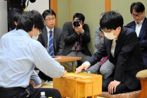 藤井聡太八冠を追う18歳の現役最年少棋士と15歳の奨励会員が対戦　藤本渚五段が「貫禄を示した」結果に