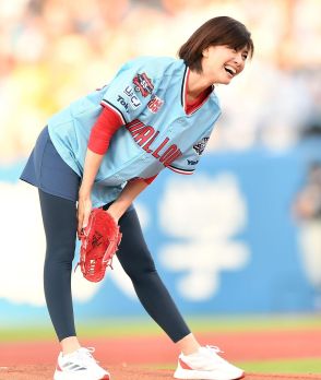 「ぜんっぜん変わらない」内田有紀が始球式　美脚生かした「投球美人」にＳＮＳ驚き「可愛すぎる４８歳」