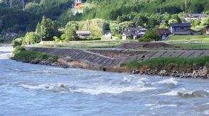 大雨で飛騨川護岸７０メートル崩落　県道冠水や停電など岐阜県内被害