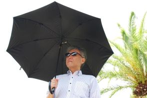 日傘に「熱中症警戒レベルが1つ下がる」スゴイ効果！ 猛暑対策におすすめのスペックは？