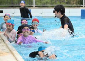 冷たいけど楽しいな　児童らプールで初泳ぎ　熊本・南小国町