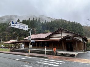 圧巻　三段式スイッチバック　出雲坂根駅　「おろち」眠る急勾配　飲めば長寿の湧き水も　行ってみよう秘境駅