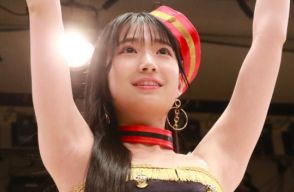 ”16歳”JKラウンドガール、ミニ衣装でリングイン！Krush空手対決のKOシーンに大興奮！