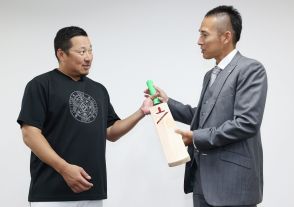 元カープ選手の木村昇吾さんがクリケットバット寄贈　マツスタでカープとオリックス両球団へ
