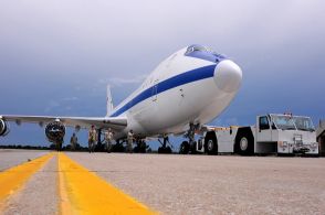 「世界の終わりに飛ぶ飛行機」東京に着陸！ 突然やってきた目的は？