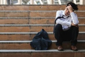 「正直、転職考えた」きっかけは？給料が低い、上司との関係がよくない…【業種別の平均年収】もチェック