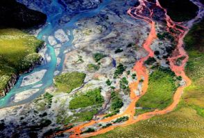 米アラスカの川がオレンジに変色　温暖化で永久凍土の鉱物流出か