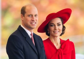 キャサリン妃＆ウィリアム皇太子、笑顔で一般のスタッフと並ぶ「未公開写真」が公開される