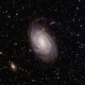 ESAユークリッド宇宙望遠鏡が撮影した“くじゃく座”の渦巻銀河「NGC 6744」