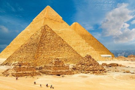 “永遠”のギザの三大ピラミッドはどう建てた？ 4500年未知だった空間の発見も続く