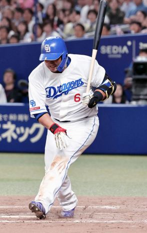 【中日】中田翔が自打球でもん絶も…意地の左前打でチャンスメイク　マルチ安打も「意味がない」