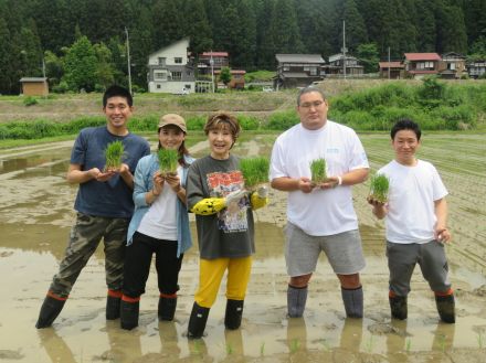 小林幸子と大関豊昇龍が新潟で「越後情話」田植え　金子恵美＆宮崎謙介夫妻、エビケンも参加