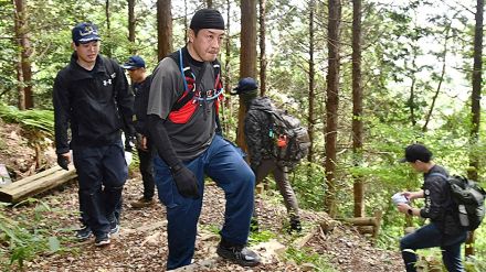 遭難多発する低山「装備やルート確認を」　岐阜・石津御岳山で県警救助訓練、滑落危険箇所など確認