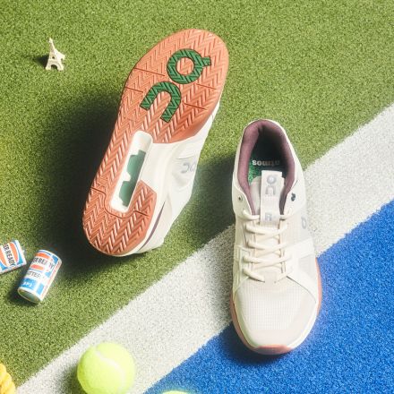 「オン」がアトモスとコラボ　インソールに“芝生”を配したテニスシューズを発売