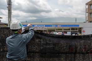 富士山「目隠し」の黒幕に穴、張り替えへ 富士河口湖町