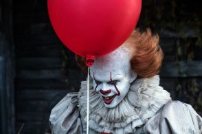 『IT／イット』前日譚ドラマ、ビル・スカルスガルドがペニーワイズ再演！正式発表