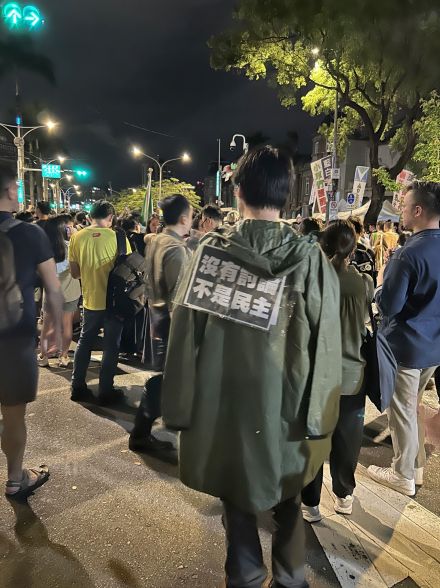 【台湾】頼総統就任の慶祝ムード一変、国会囲んだ市民の危機感