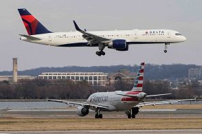 アメリカン航空、直販戦略を一部見直しへ、予約数の減少で第2四半期の利益予想を下方修正