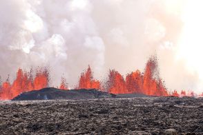 アイスランド火山が再噴火　溶岩が防護壁に到達、町が孤立する恐れ