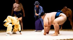誰でも力士と「ハッケヨイ！」：本格相撲ショーホールが大阪・難波に誕生