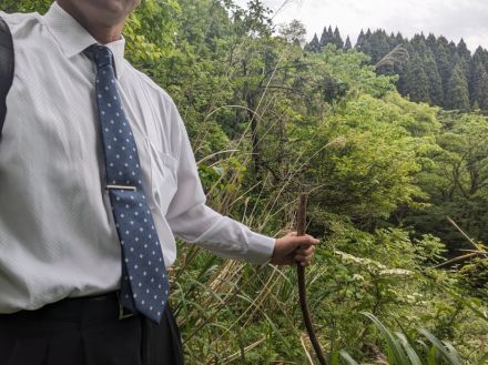 出張中山道をさまようサラリーマン「この道で合ってるんですかね…」、シュールすぎる姿に「スーツでこの景色w」「絶対あってなくて草」