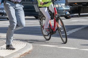 【罰金】自転車で違反、高くつきますよ。歩道でベル、傘さし、一時停止無視…よく見かける運転の罰則は