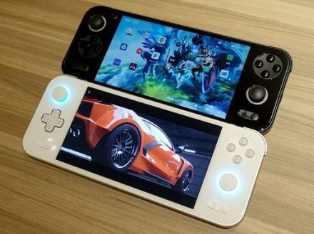 Nintendo Switchより薄くて軽い、Android携帯ゲーミングデバイス「AYANEO Pocket S」の予約スタート