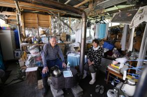 能登地震5カ月、70代夫婦の車庫暮らし「こんな年でこんな目に…」