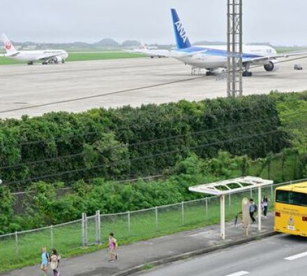 「窮屈でつらかった」嘉手納基地で機内に8時間　疲弊する乗客　給油が遅くいら立ち「これが沖縄か…」　那覇空港で視界不良