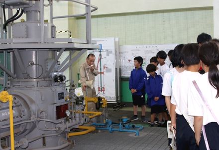 豪雨災害後に3基のポンプを11基に増強した排水機場　中学生が防災学習で見学