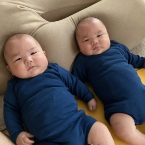 ゼロ歳児にしてこの風格　生後5カ月の双子ちゃんの“目力”が半端ない　「じっとこちらを見つめている…」