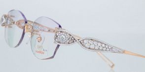 ダイヤモンドちりばめ…　7700万円のメガネフレームを展示販売