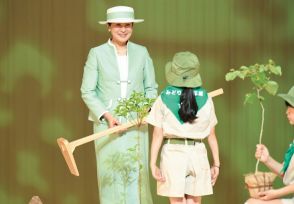 雅子さま、フレッシュグリーンのお召し物で全国植樹祭にご出席　未来を担う“幼苗”と緑風の笑顔