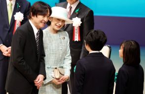 秋篠宮ご夫妻、「みどりの愛護」のつどいに出席　ソメイヨシノを植樹