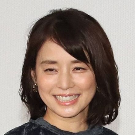 石田ゆり子「つい登りたくなる」巨大な“木”と戯れる動画にフォロワー「可愛すぎます」「素敵！」笑顔