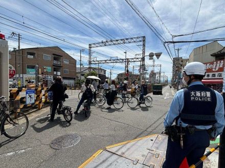 無理な横断絶対ダメ　堺・中百舌鳥の踏切で取り締まり　「赤切符」交付も