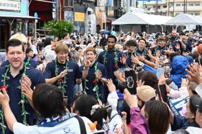 「ありがとうキングス！」　雨のゲート通りに18000人が結集　地元で準Ｖ報告会、連戦のシーズンねぎらう　沖縄市