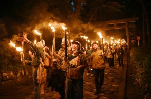 山の安全祈る神炎の帯　鳥取・大山で夏山開き前夜祭「たいまつ行列」