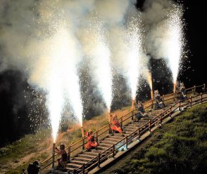 高さ８メートル超の火花で夜空を照らす「地獄の谷の鬼花火」　北海道・登別温泉で開幕