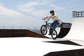 藤沢・鵠沼海岸公園にスケボーやＢＭＸの新施設　愛好者ら「聖地」で滑り初め