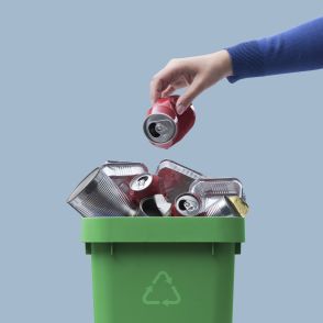空き缶、潰して捨てたらダメなのか。ゴミ清掃芸人の回答に「知らなかった」の声。行政が推奨するのは