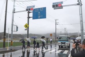 京都府亀岡市の小中一貫校の近くの横断歩道に押しボタン式信号機　通学路指定で