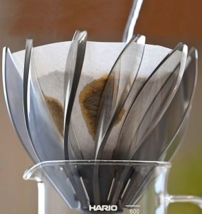 「ドリッパーのリブとリブの間の壁は必ず必要か？」の新発想で誕生したHARIOの睡蓮の花のような組立式コーヒードリッパー