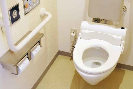 コンビニのトイレを借りたら何か買うべき？　“使うだけ”に賛否…ローソンが「トイレ開放」を続けるワケ