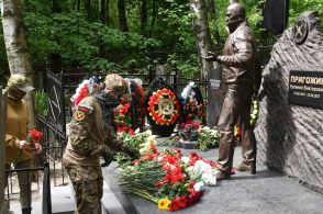 ワグネル創設者プリゴジン氏の銅像、墓地で公開 ロシア