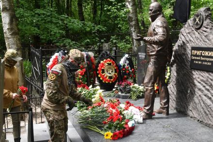 ワグネル創設者プリゴジン氏の銅像、墓地で公開 ロシア
